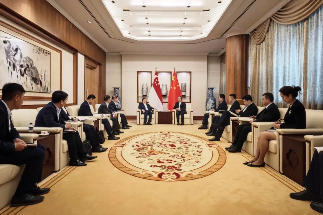 中國能建黨委書記、董事長宋海良與中國駐新加坡大使館臨時(shí)代辦朱憬會(huì)談