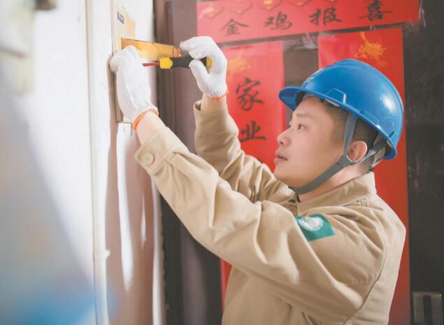 【國網(wǎng)工匠】李華:勤鉆善研謀創(chuàng)新 以點(diǎn)帶面育人才