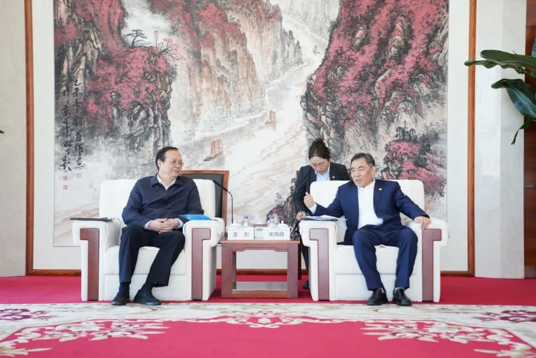 中國能建黨委書記、董事長宋海良與歐洲自然科學(xué)院院士、中國發(fā)展研究院院長王彤會談