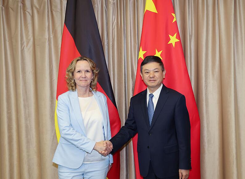 生態(tài)環(huán)境部部長(zhǎng)黃潤(rùn)秋會(huì)見德國(guó)聯(lián)邦環(huán)境、自然保護(hù)、核安全與消費(fèi)者保護(hù)部長(zhǎng)萊姆克