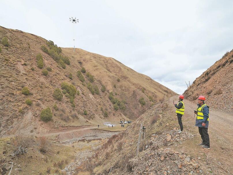 海拔4000米，重載無(wú)人機(jī)吊運(yùn)工程物資