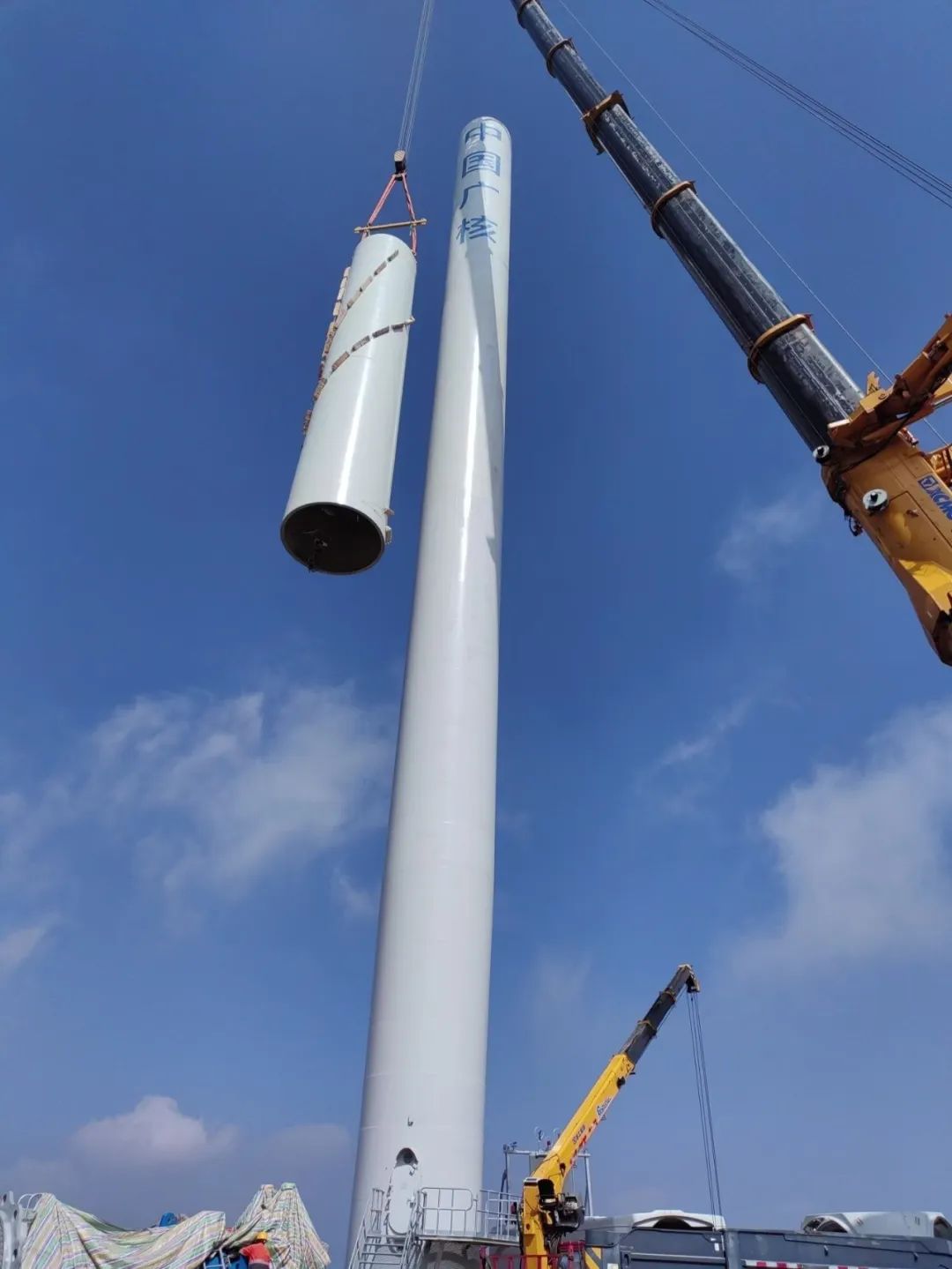 云南宣威文興480兆瓦風(fēng)電項目(南片區(qū))塔筒順利吊裝完成
