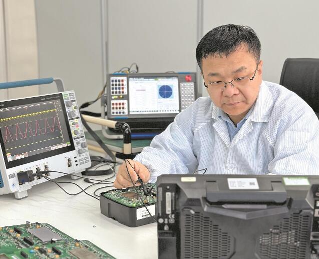 【國網(wǎng)工匠】黃呂超:扎根科研生產(chǎn)一線 攻關(guān)智能終端技術(shù)