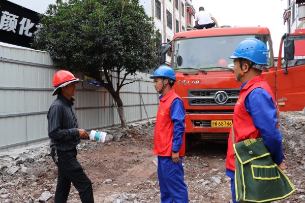 國網(wǎng)會理市供電公司:助力政府街道改造 強(qiáng)化用電安全保障