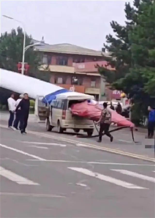 黑龍江一面包車被風(fēng)電機(jī)葉片刺穿，知情人：車上載有7人