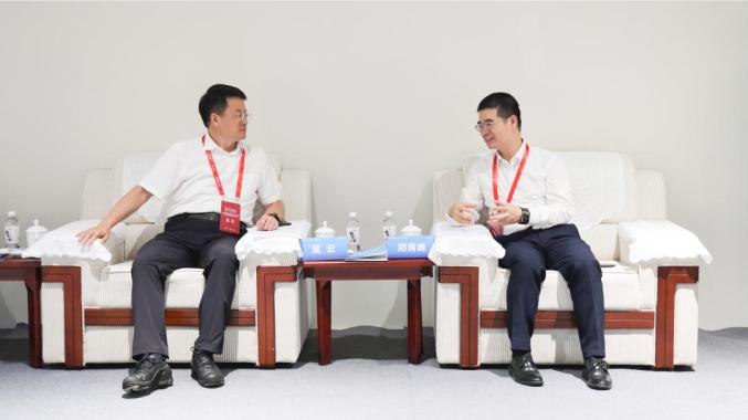 吳云與中國(guó)科學(xué)院院士、中國(guó)氫能聯(lián)盟戰(zhàn)略指導(dǎo)委員會(huì)委員、廈門大學(xué)教授鄭南峰座談