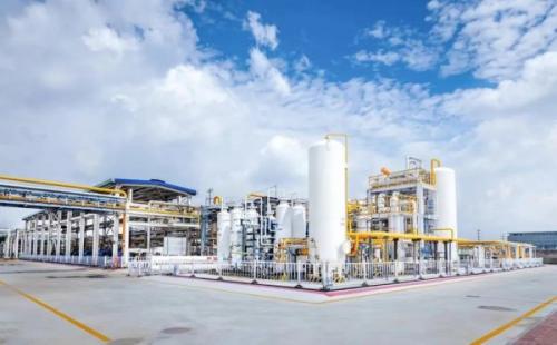 在百年上海龍華機場變身開展城市更新的上海徐匯西岸地區(qū)，一座傾注綠色低碳技術(shù)的“零碳樓”拔地而起，即將進(jìn)入建筑環(huán)節(jié)中最忙碌、最繁瑣的裝修工程階段。這座“綠色建筑”是東航資產(chǎn)在民航建筑領(lǐng)域的創(chuàng)新探索成果，