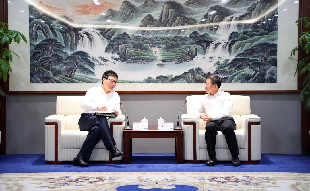 中國電氣裝備黨委書記、董事長李洪鳳會(huì)見上海電氣集團(tuán)黨委書記、董事長吳磊