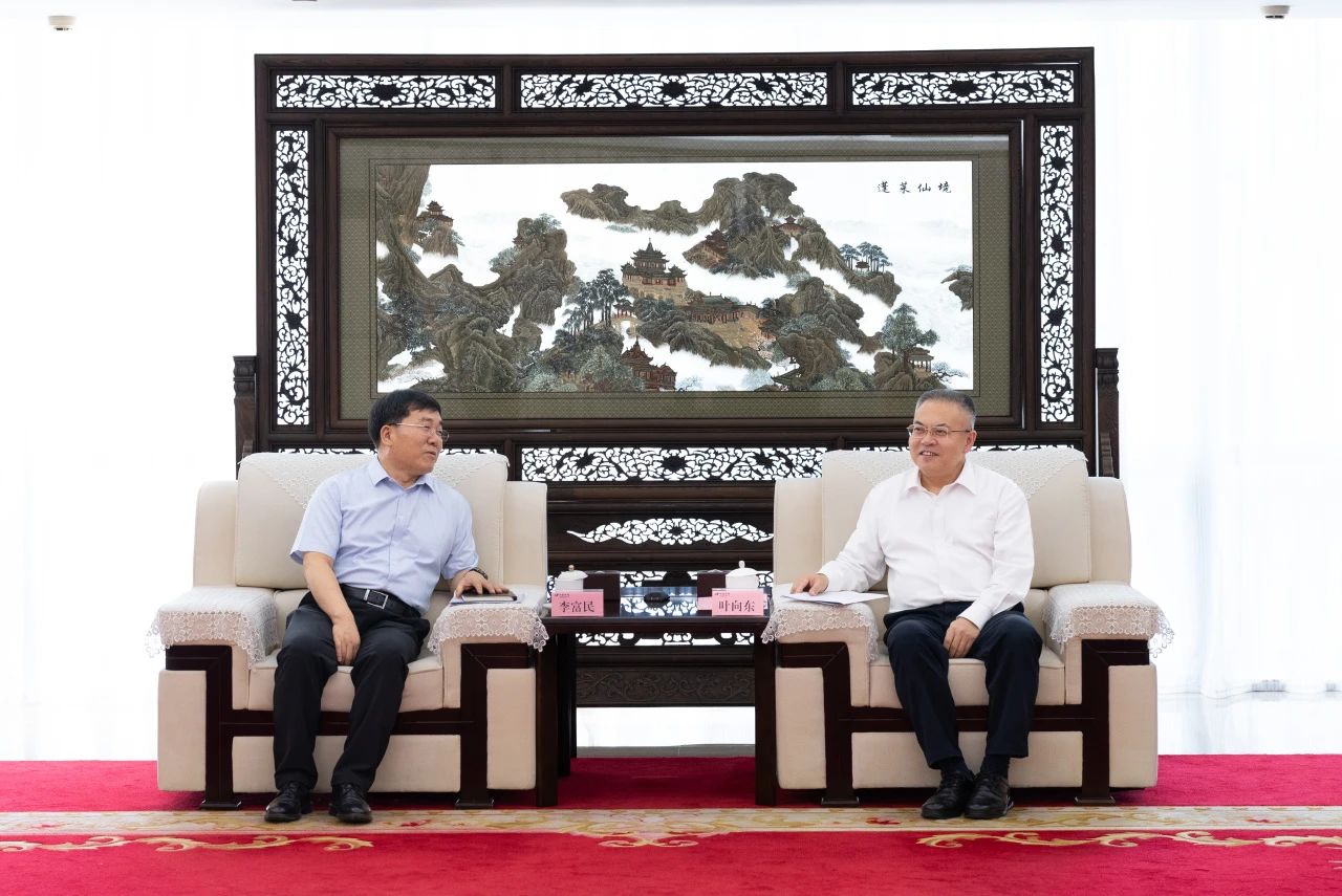 華電集團(tuán)黨組副書記、總經(jīng)理葉向東與三峽集團(tuán)黨組副書記、總經(jīng)理李富民舉行會(huì)談