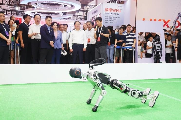 工信部黨組書記、部長(zhǎng)金壯龍參觀調(diào)研2024世界機(jī)器人大會(huì)