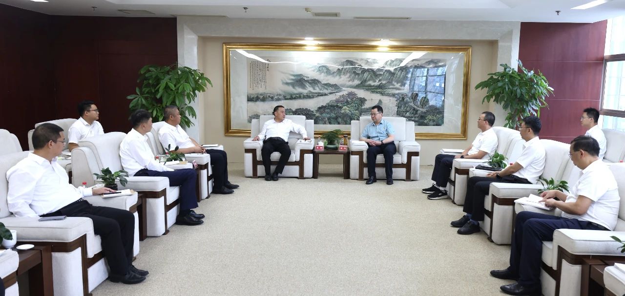 大唐四川公司黨委書記、董事長梁華與中建八局西南分公司黨委書記、董事長李彪會談