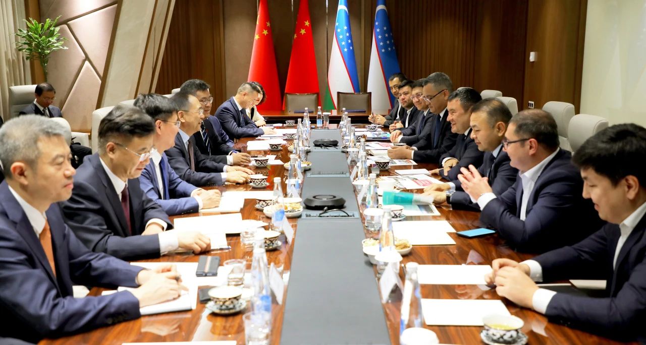 大唐集團有限公司黨組書記、董事長鄒磊與烏茲別克斯坦總理阿里波夫會談