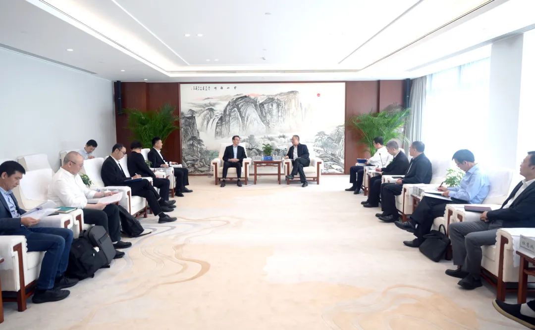 中國(guó)電建黨委副書(shū)記、總經(jīng)理王斌與深圳環(huán)境水務(wù)集團(tuán)總裁龔利民舉行會(huì)談