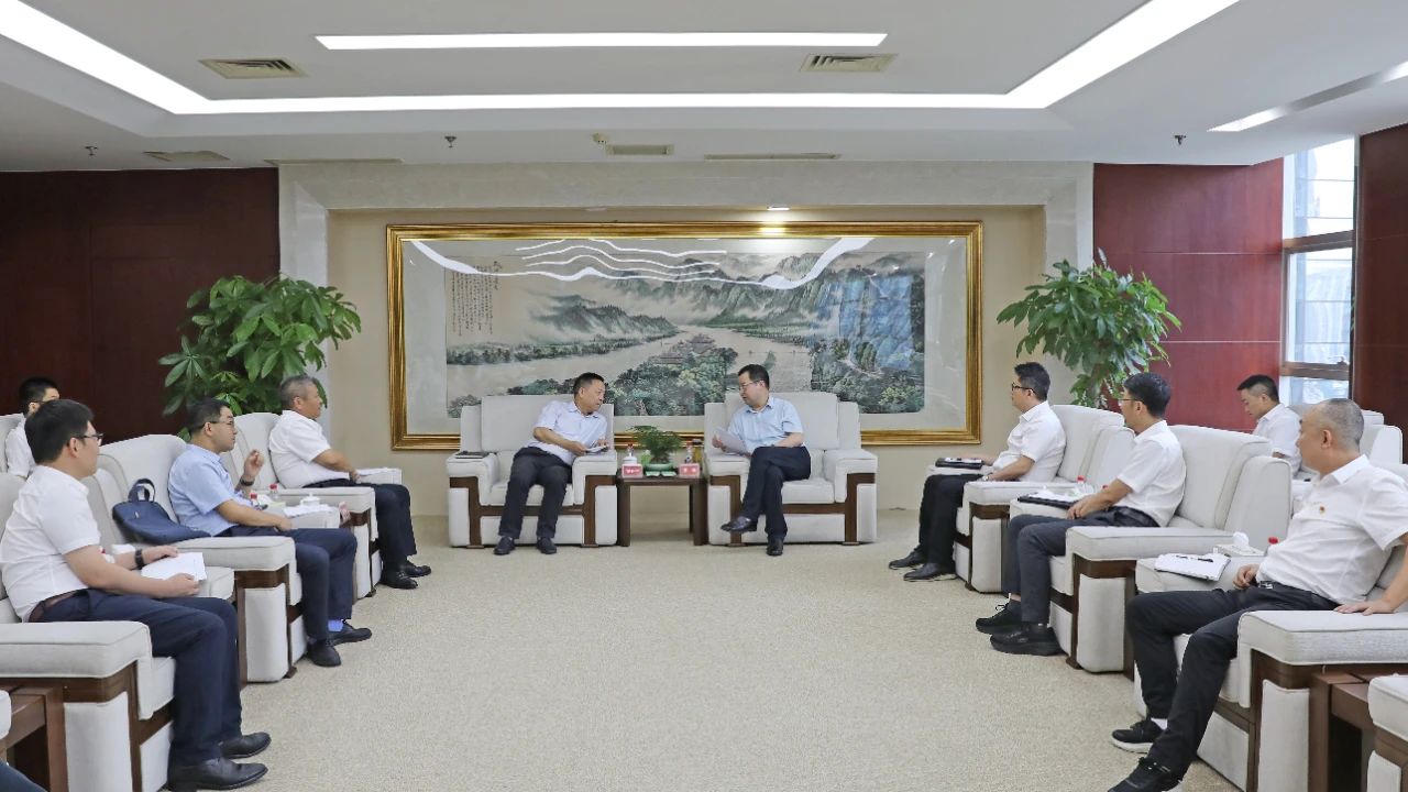 大唐四川公司黨委書(shū)記、董事長(zhǎng)梁華與水電十局黨委書(shū)記、董事長(zhǎng)范開(kāi)平會(huì)談