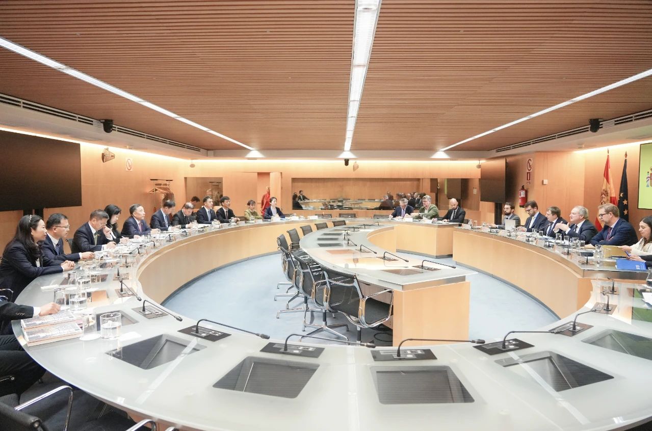 中國(guó)能建黨委書(shū)記、董事長(zhǎng)宋海良與西班牙工業(yè)和旅游大臣霍爾迪·埃雷烏會(huì)談