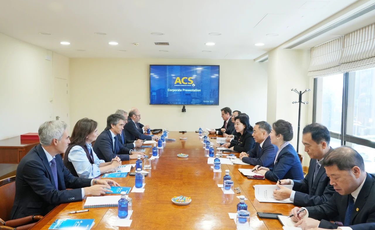 中國(guó)能建黨委書(shū)記、董事長(zhǎng)宋海良與西班牙ACS公司首席執(zhí)行官胡安·桑塔馬里亞會(huì)談