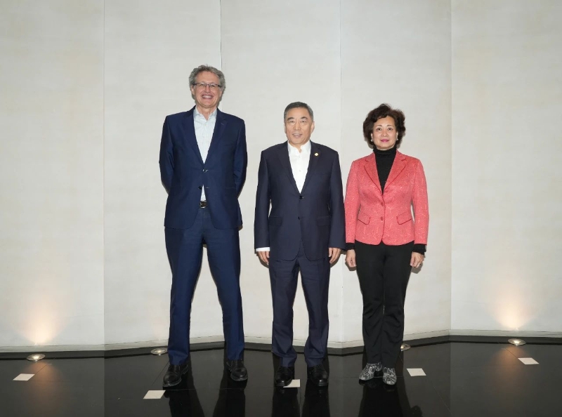 中國(guó)能建黨委書(shū)記、董事長(zhǎng)宋海良與西班牙中國(guó)會(huì)創(chuàng)始會(huì)長(zhǎng)陳弘夫婦會(huì)談