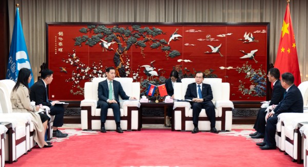 華電集團董事長、黨組書記江毅與柬埔寨礦能部部長高·洛塔納會談