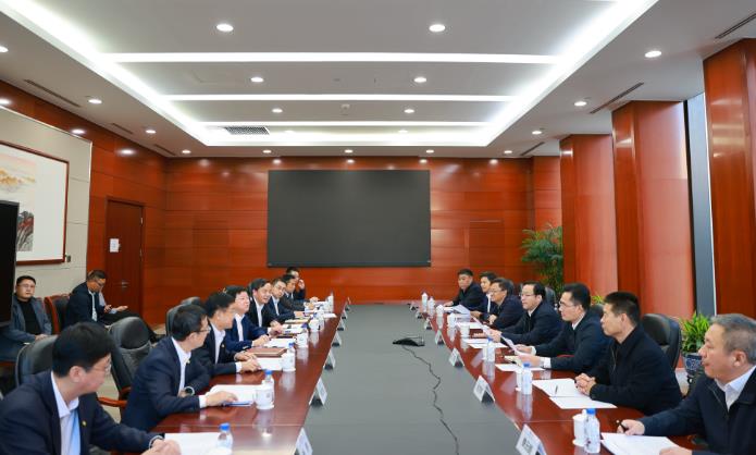 中國能建黨委委員、總經(jīng)濟(jì)師周小能與呼倫貝爾市委書記王旺盛會(huì)談