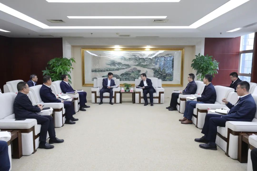 大唐四川公司黨委書(shū)記、董事長(zhǎng)梁華與中能建西南區(qū)域總部黨委書(shū)記、總經(jīng)理，中能建西南投資公司黨委書(shū)記、董事長(zhǎng)鄒小川會(huì)談