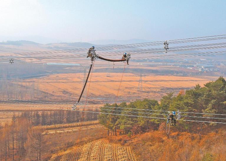 黑龍江抗冰防舞動(dòng)， 超高壓線路裝上間隔棒