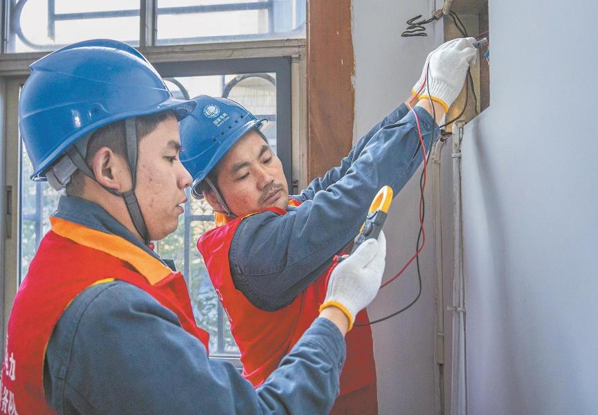 安徽休寧:獨(dú)居老人家中失電 服務(wù)隊(duì)上門除故障