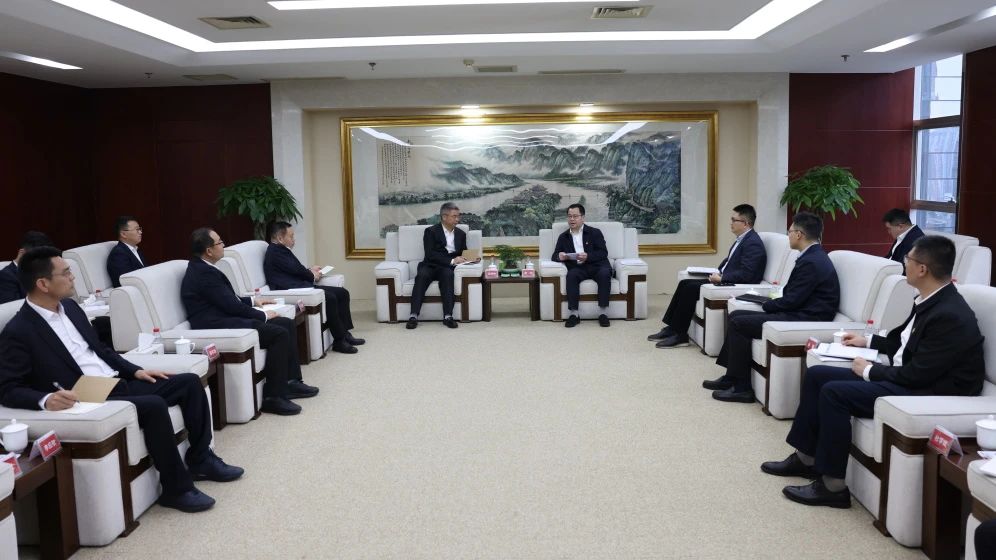 大唐四川公司黨委書(shū)記、董事長(zhǎng)梁華與中建新疆建工黨委副書(shū)記、總經(jīng)理吳剛柱會(huì)談