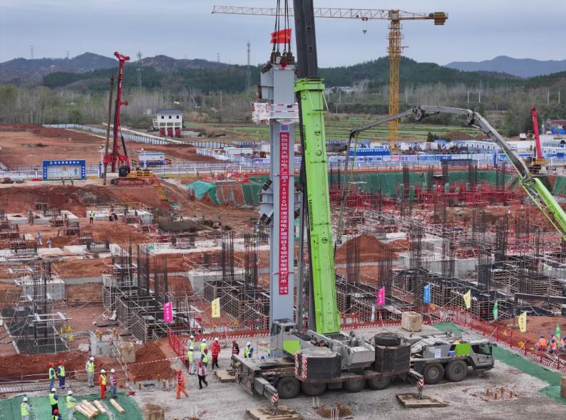 大別山電廠(chǎng)三期2×1000兆瓦清潔煤電擴(kuò)建項(xiàng)目5號(hào)鍋爐鋼架吊裝