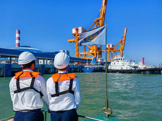 5000噸級電煤船首靠湛江，海事部門保障護航