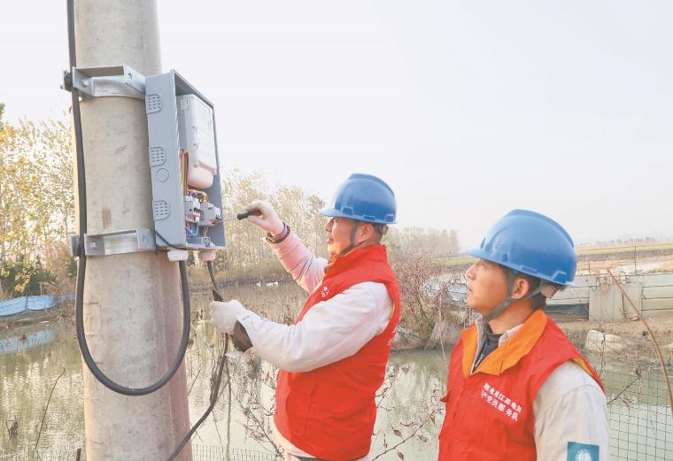 農(nóng)田塘口通上動(dòng)力電 村民抽水用電有保障