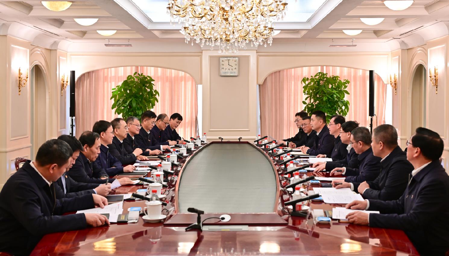 大唐集團(tuán)董事長(zhǎng)鄒磊、總經(jīng)理張傳江與中國(guó)安能董事長(zhǎng)陳奕輝、總經(jīng)理周慶豐會(huì)談