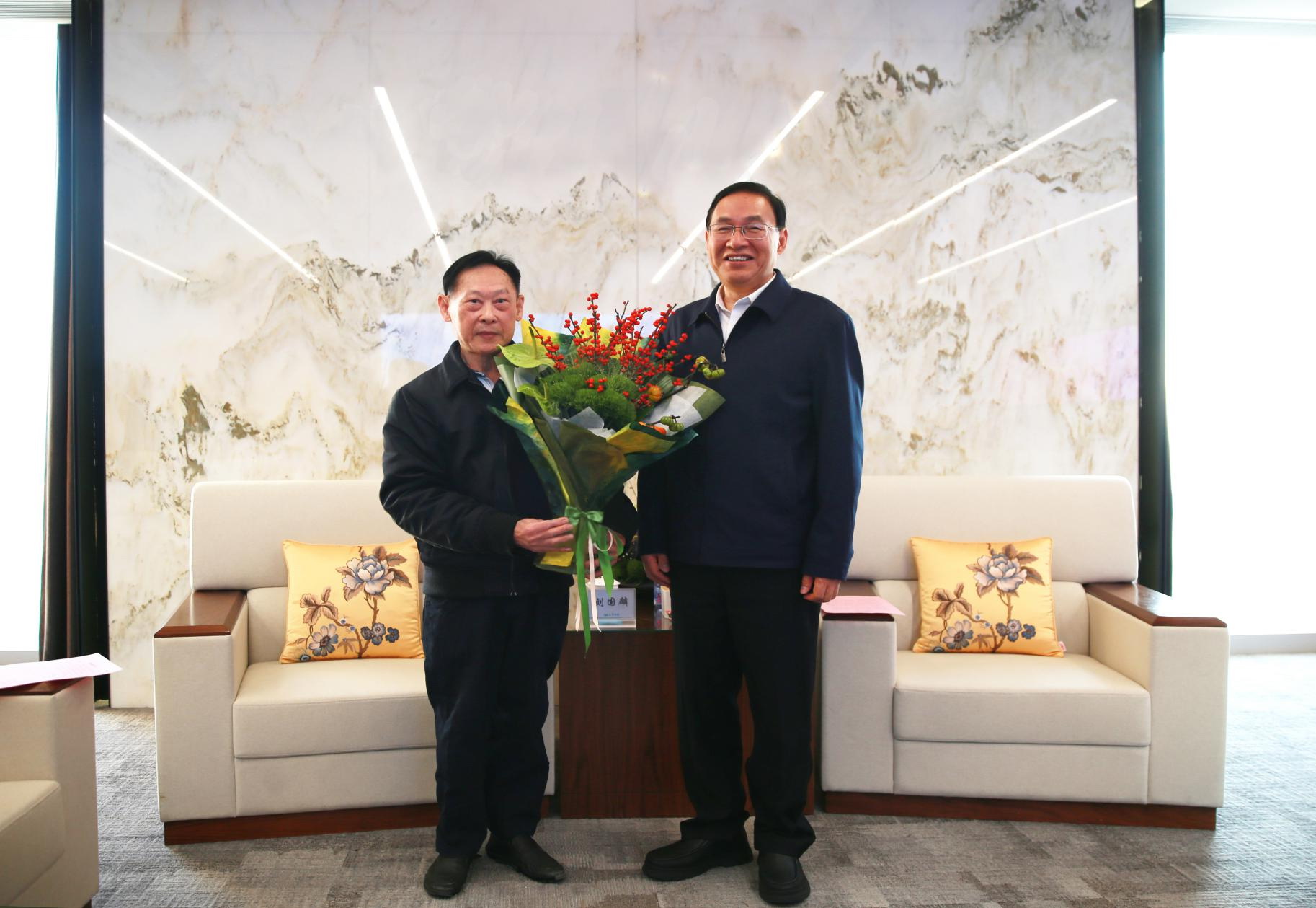 國務(wù)院國資委黨委走訪慰問中央企業(yè)老黨員老干部和院士專家黨外人士