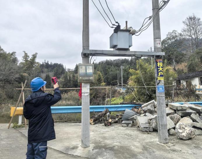 貴州荔波供電局春節(jié)供電不“打烊”，守護(hù)佳節(jié)年味濃