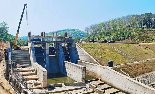 斯里蘭卡巴斯納茍達(dá)水庫項(xiàng)目大壩主體貫通