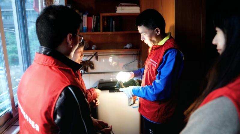 國網(wǎng)浙江物資公司電力青年主動上門服務(wù)，“電暖”千萬家